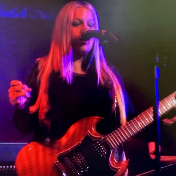 Meet your Posher, Cass - Picture 3 of 7